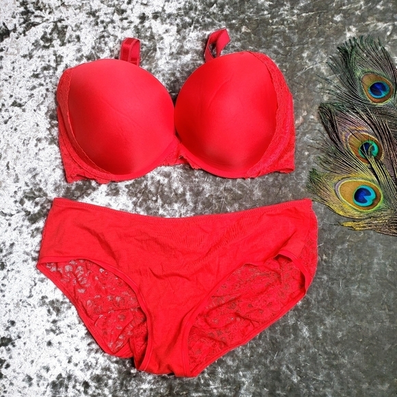 Victoria's Secret Dream Angels Push-Up Red Lace Bra